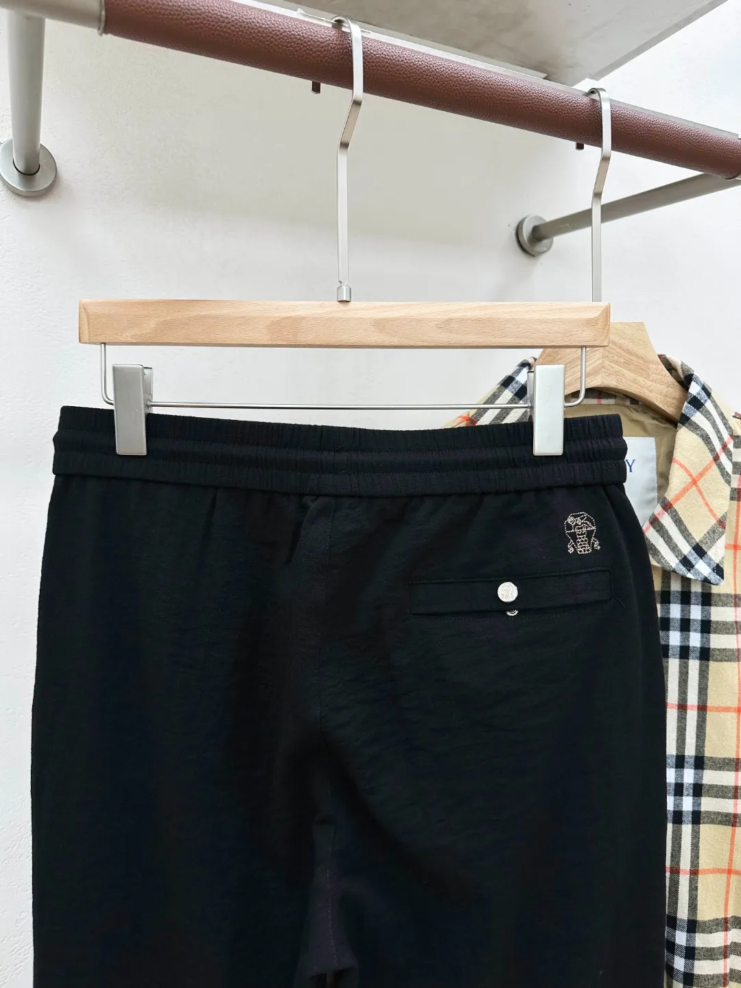 [New Product] Order from Shanghai Trading Company, 100% pure blood quality, new product in early autumn of 2026! Brun*llo Cucin*lli men's premium fashion business lyocell/linen blend casual pants! Fashion with a typical Italian style is very sophisticated in terms of fabric selection and craftsmanship. It is very consistent with the BC aesthetic tone. It is low-key and luxurious, elegant and noble. The overall design draws on BC's advanced minimalist style and urban light luxury style. The pants are decorated with the iconic brand logo and are presented in exquisite embroidery, highlighting the brand identity and image! The imported Egyptian original ecological and environmentally friendly linen fabric is imported from Egypt and combined with the golden proportion of Lyocell natural fiber material. The combination of the two greatly improves the comfort and texture beauty. It is very delicate and has excellent skin-friendly properties. It has a soft skin feel, a slight elasticity, and a self-contained feeling of ice. It also has excellent breathability and good heat dissipation. The texture structure restores the natural pure and rustic color of linen. It is visually very attractive and full of artistic conception! The details are exquisite and the accessories are all supplied by customers, demonstrating craftsmanship everywhere. The YKK exclusive customized zipper and versatile Versatile color matching are suitable for multiple scenarios. Daily commuting is simple and capable, weekend travel and vacation are relaxed and casual, and business and leisure occasions are not degrading. It can interpret a super stylish urban elite feeling! Color: Black Size: M L XXL code: waist circumference 90cm - front section 31cm - thigh circumference 72cm - trouser length 107cm XXXL code: waist circumference 94cm - front section 32cm - thigh circumference 74cm - trouser length 108cm